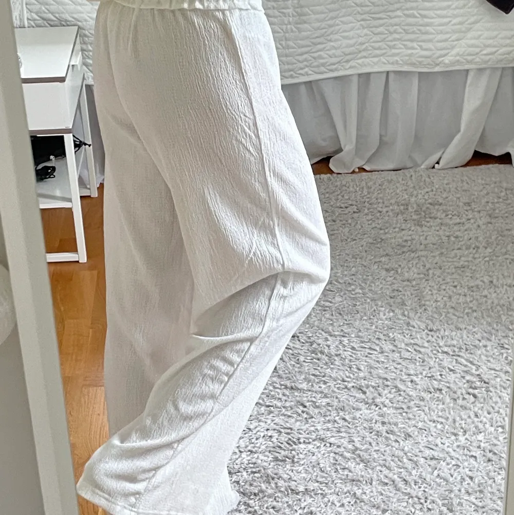 Ett par vita linnebyxor som är skitsnygga nu på sommaren!! Aldrig använda då jag har ett par andra. Strl L men skulle snarare säga stor S/M. Jeans & Byxor.