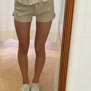 Shorts 🥂 - Ett par linne-liknande shorts i en lågmidjad modell. Jag är 173cm och uppskattar att dessa är en s (/xs)