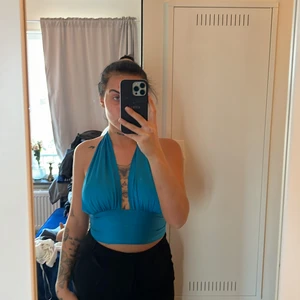 Siden topp med snörning  - Köpt på Gina, använd 1 gång 