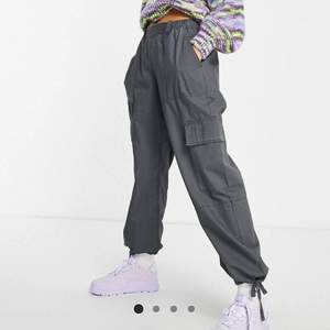 Low waist cargo pants från ASOS, aldrig använda. Strl 36 och aningen baggy i modellen. Skickar gärna, köparen står för frakt! 💕