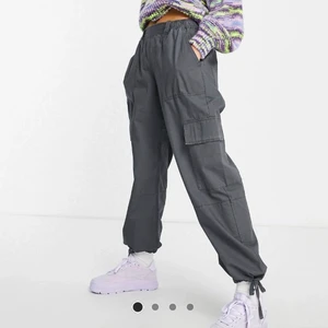 Cargo pants - ASOS - Low waist cargo pants från ASOS, aldrig använda. Strl 36 och aningen baggy i modellen. Skickar gärna, köparen står för frakt! 💕
