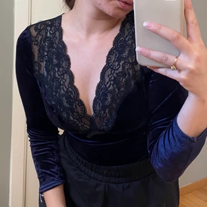 Boddy  - Snygg boddy med lace. Tyvärr okänt märke då lappen är avklippt. Skickar endast och tar endast swish. 