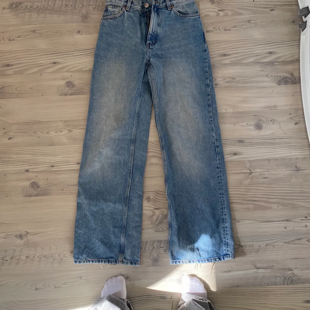 Coola baggy jeans från monki. Säljer då det är för stora för mig som vanligtvis har st 32 och dessa är st 36. De passar i midjan men de satt Inte riktigt som jag tänkte mig! 🤍🤍 perfekt för er som gillar lite större byxor som inte sitter så tajt. . Jeans & Byxor.