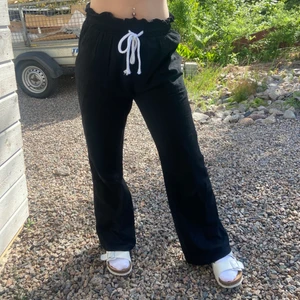 Svarta linnebyxor  - Ett par roxyliknande linnebyxor i storlek s. Helt nya och aldrig använda. Säljer för 250 + frakt. Om fler intresserade blir det budgivning❤️:)