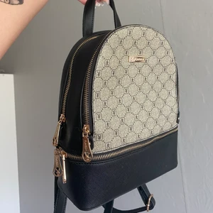 Mini ryggsäck från Playboy - Mini ryggsäck från playboy, endast använd en gång som handbagage på flyg, har sedan bara hängt i garderoben 300:- vid snabb affär