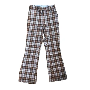 Rutiga byxor - Rutiga byxor som går i vitt, brunt, rött. Vida nertill. Passar en 36a 🤩  Se bild för skada på knä