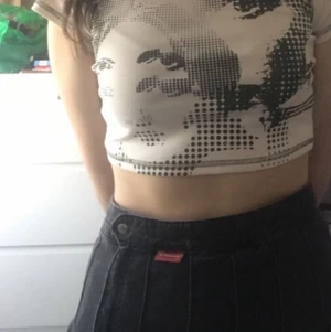 Topp  - Vit t-Shirt med mörkgrön print. Sitter toppen är bara inte längre min stil. 