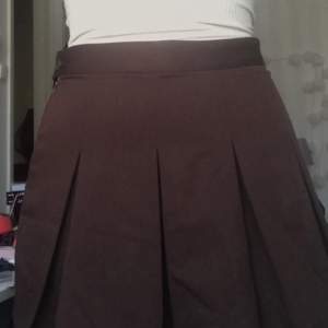 Fin brun kjol jag använt lite men sedan kommit på att det inte längre är min stil. Sitter härligt och man behöver inte vara rädd att visa hela världen sin rumpa i den👌