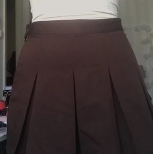 Kjol - Fin brun kjol jag använt lite men sedan kommit på att det inte längre är min stil. Sitter härligt och man behöver inte vara rädd att visa hela världen sin rumpa i den👌