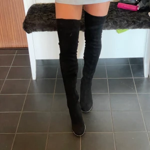 Overknee stövlar  - Svarta stövlar med silvriga detaljer. Endast använda en gång så väldigt fint skick. Från Nelly 