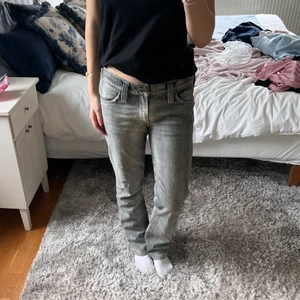 Gråa lågmidjade jeans  - Nu säljer jag dessa supernajsiga gråa lågmidjade jeansen som är ifrån J.Lindberg😎 Supersnygg wash! Frakten ingår ej i priset💖