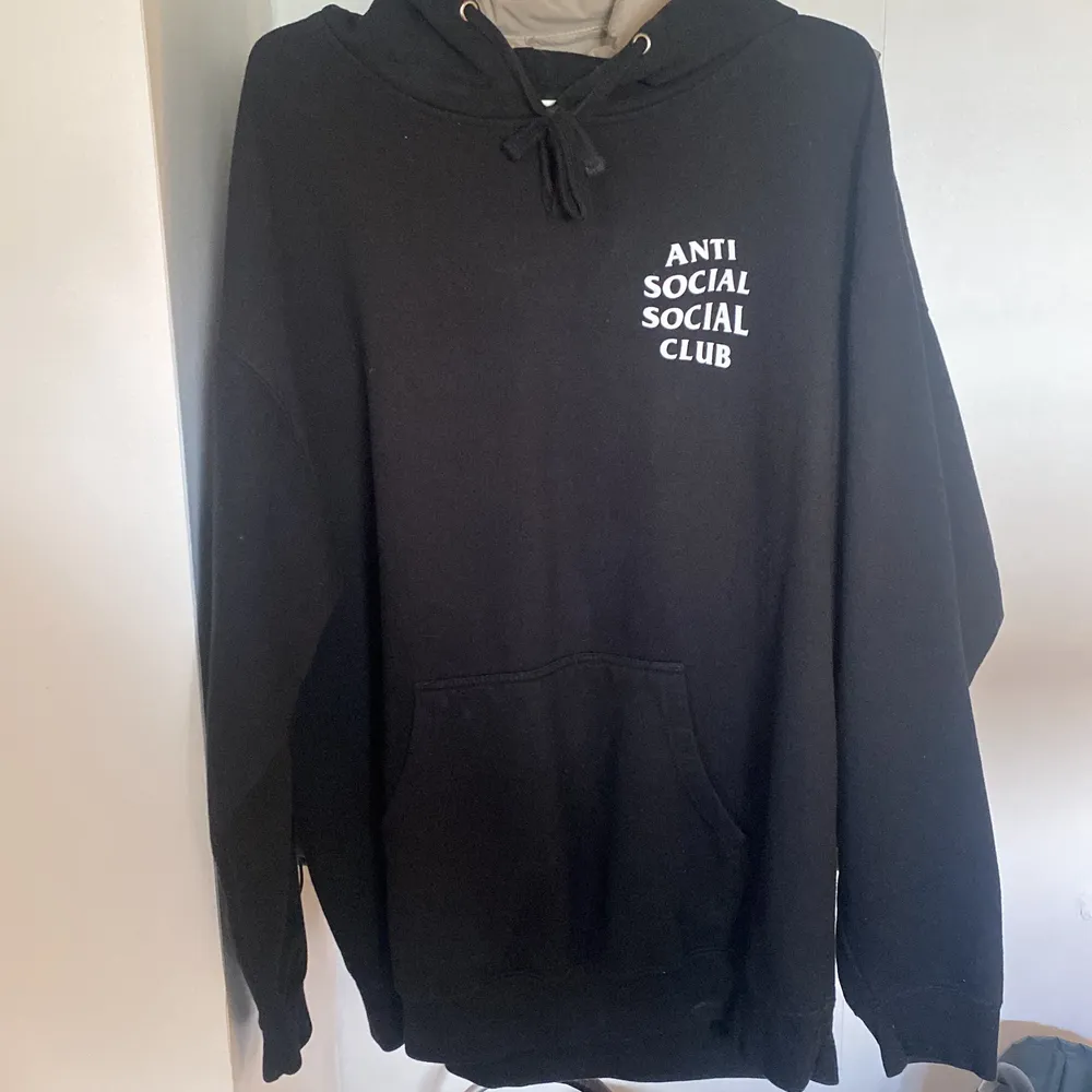 Anti social social club hoodie i storlek XL. Använd men i bra skick. . Hoodies.