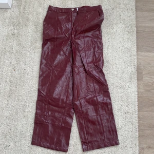 AFJxnakd  - Byxor i skinn som endast är använda 1 gång. Ord pris 500kr 