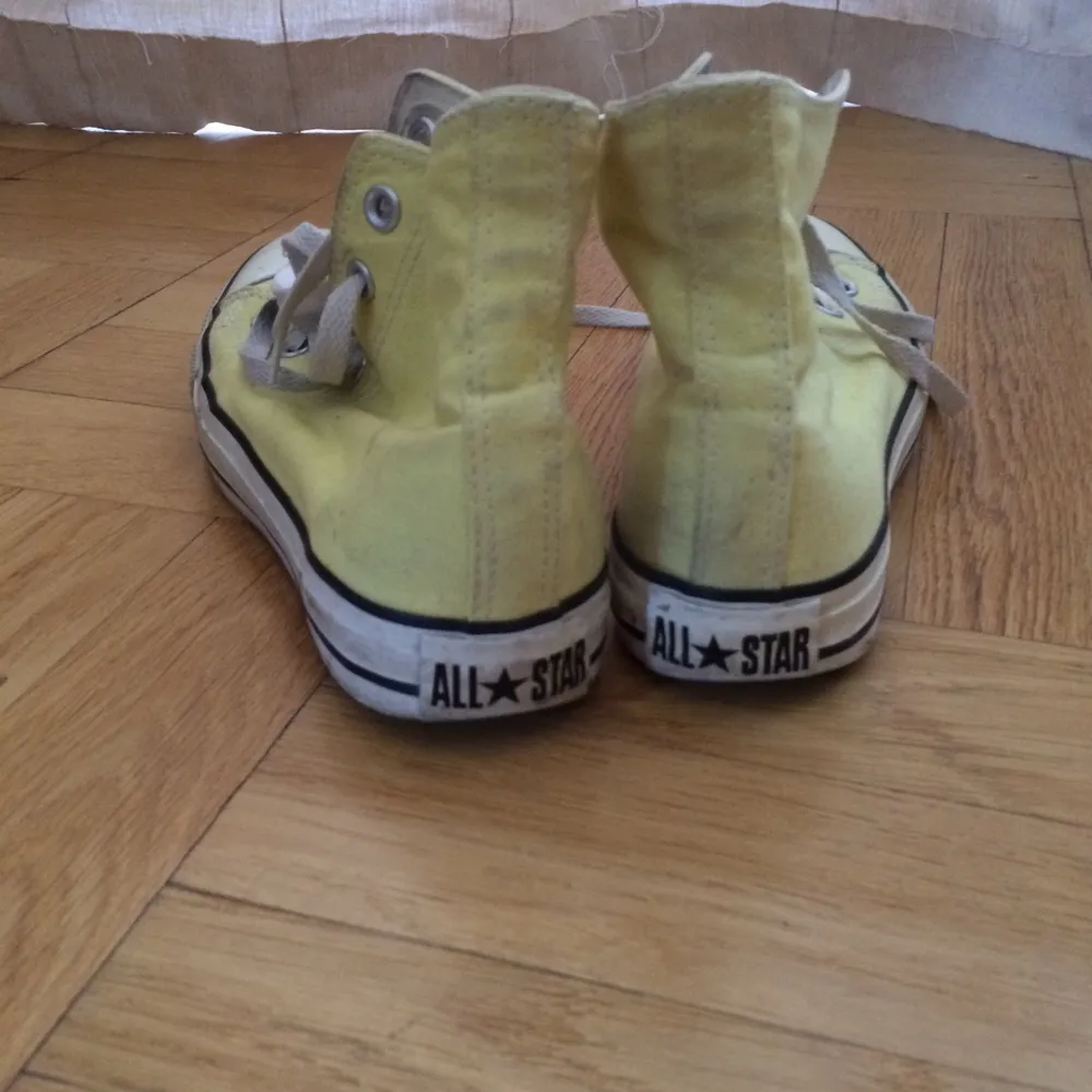Välanvända Converse skor för dig som gillar den stilen :). Skor.