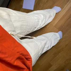 trendiga byxor  - köparen står för frakt budgivning om flera intresserade 