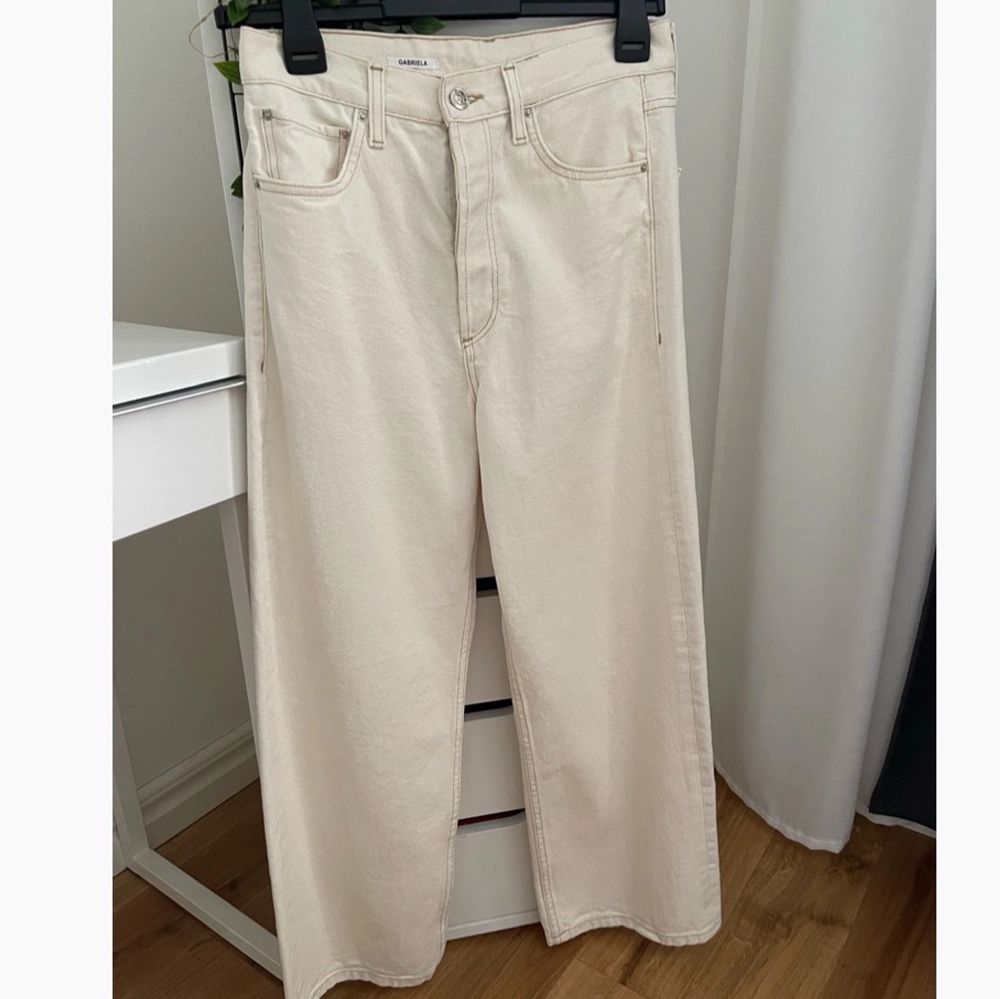 Superfina beiga jeans från Mango i storlek 36. Aldrig använda ♥️ (återkommer med fraktpris). Jeans & Byxor.