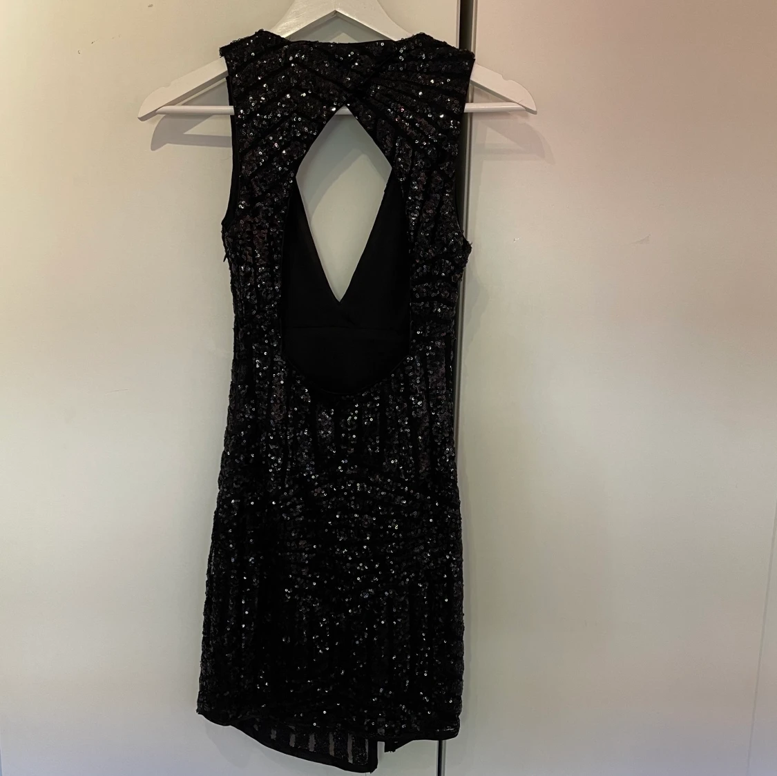 Glittrig klänning med slits och öppen rygg  - 90