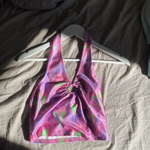 Halterneck topp - Jättefin och skön att ha, fin i ryggen. Säljer för att jag inte passar i färgerna 