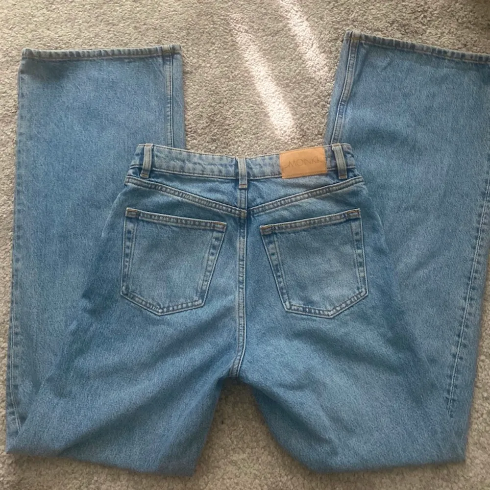 Säljer mina superfina jeans från Monki då de tyvärr blivit för små. Endast använda cirka 2 gånger. . Jeans & Byxor.