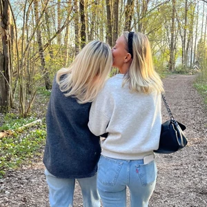 Sweatshird  - Perfekta sweatshirden nu till sommarkvällarna😍Stl S. Köparen står för frakten🤍