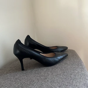 Rizzo pumps  - Svarta pumps från Rizzo, endast använda en gång! Pris kan diskuteras!