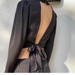 Blus  - Superfin blus med öppen rygg från gina💕 Knappt använd