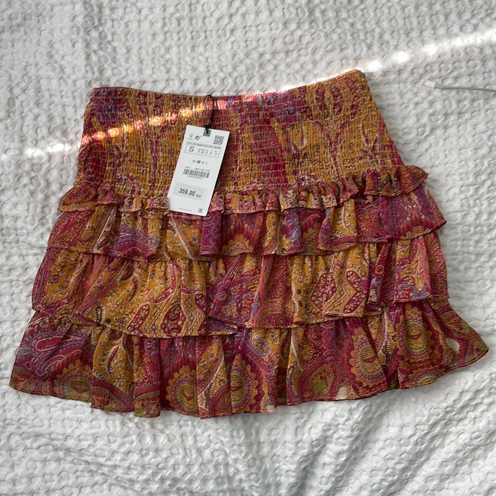 säljer denna otroliga trendiga kjolen från zara som jag köpte för någon vecka sen. storlek S och det är helt slutsåld i zara appen.pga jag köpte 2 likadana kjol fast olika storlek. säljer endast för bra bud.. Kjolar.