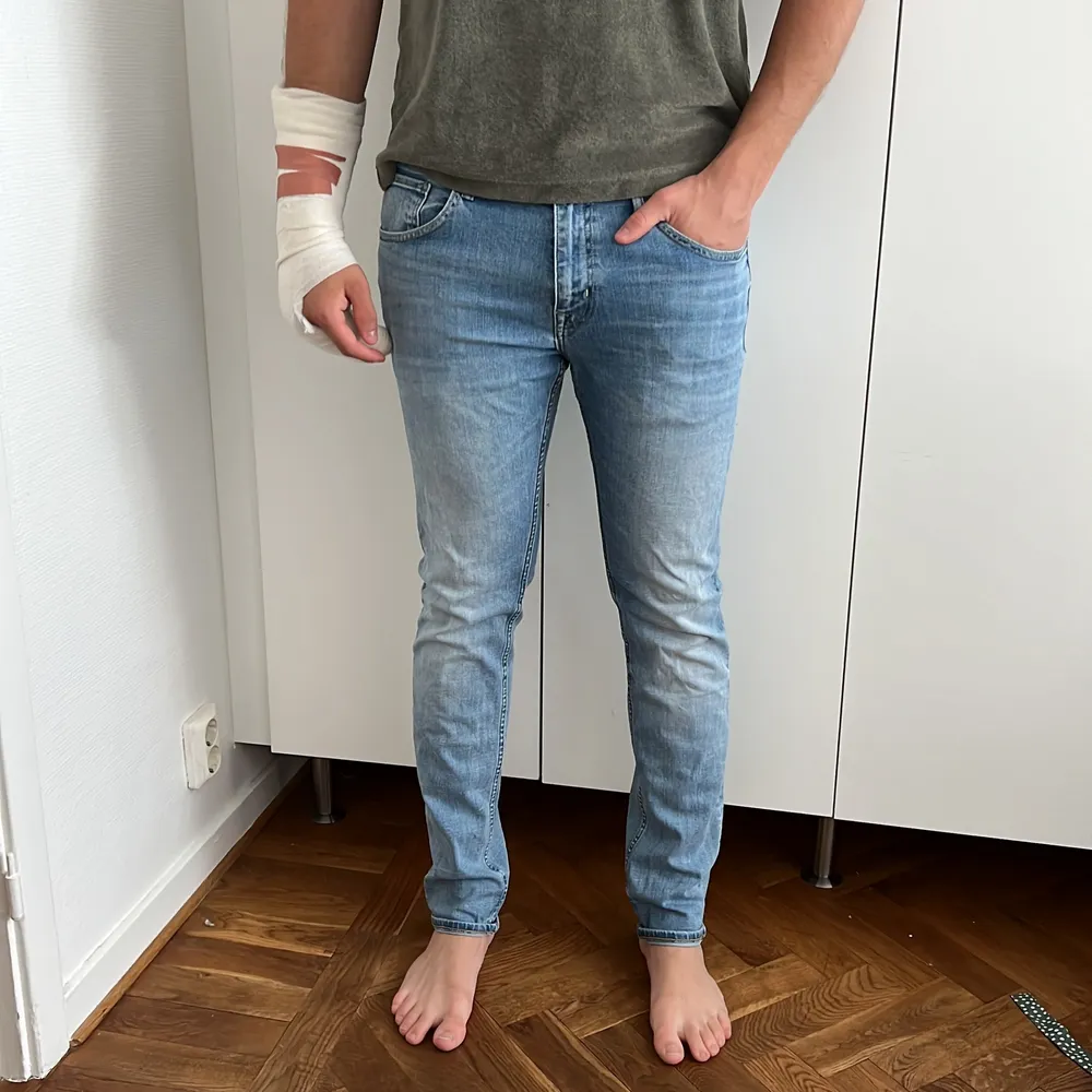 Ett par jeans i en ljusare somrig färg i strl 33/32! Bara använda 2-3 gånger och jättefint skick! Min pojkvän på bilderna är 194 cm lång för att ge ett perspektiv! 💙. Jeans & Byxor.