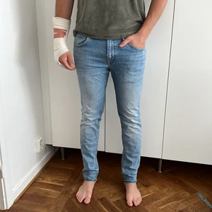 Ljusa jeans från Crocker  - Ett par jeans i en ljusare somrig färg i strl 33/32! Bara använda 2-3 gånger och jättefint skick! Min pojkvän på bilderna är 194 cm lång för att ge ett perspektiv! 💙