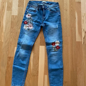 Fina dam jeans från Zara. Strl. 38 - •Trendiga jeans, var knappt använda. Hittar ingenting att anmärka på •Storlek 38. Stretchiga •Köpte för 399 kr. Säljer för 135 kr 🚫Djurfritt och rökfritt hem 📍Kan mötes upp i Mölnlycke 📬Kan skickas mot fraktkostnad (66 kr)