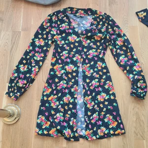 Klänning  - Super söt klänning som jag nu tyvärr inte kan ha längre.  Använt 1 gång