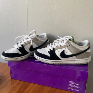 Nike dunk low - Nike dunks skate, använda 2 gånger.  Endast lite smutsiga på undersidan annat helt rena och inga märken:) nice färg som  passar till allt (pris kan diskuteras)