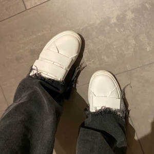Zara skor - Ett par kardborre sneakers från zara i storlek 39. Använda få tal gånger därav fortfarande bra i skicket💕