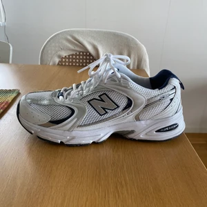 New Balance 530 - Storlek 44. Vita med mörkblå och silvriga detaljer. Använda 3 gånger. Storleken kan upplevas som mindre, därav denna annons. Priset kan diskuteras men det känns rimligt med tanke på att de införskaffades för 1100. Har kvitto. Kartongen är ihopvikt och skadad tyvärr men du kan få den om det är vad du gillar. 