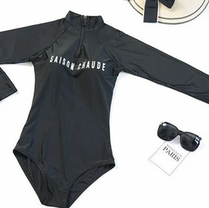 Baddräkt  - Säljer svarta baddräkt i stl m för 120kr har den köpt för 399kr. Spårbar frak för 66kr men finns även att hämta i Skövde. 