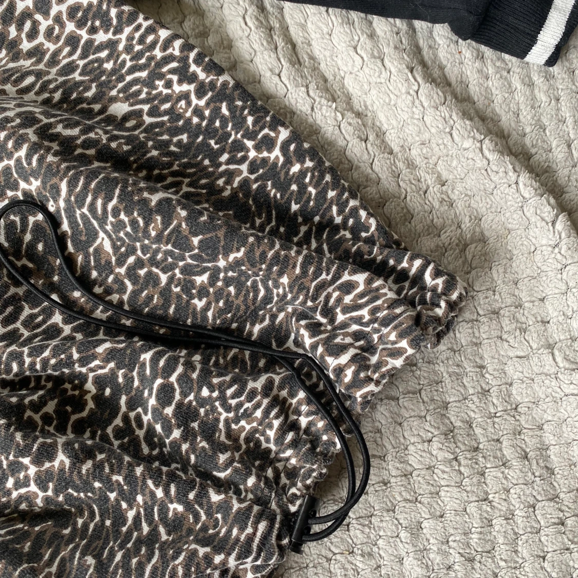 Croppad hoodie leopard - 90