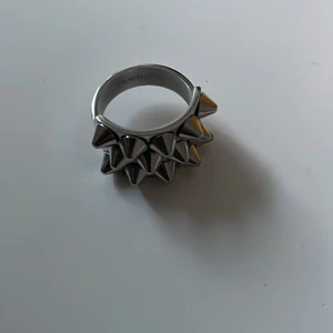 Byte silver Edblad ring  - Hej! Jag vill byta min Edblad silver ring mot samma fast i guld då jag har ett par guldiga edbald örhängen. Ringen är i mycket bra skick och köpt mars i år inga synliga tecken på användning. Ringen är 17.50 mm. Kanske kan tänka mig sälja för bra pris 