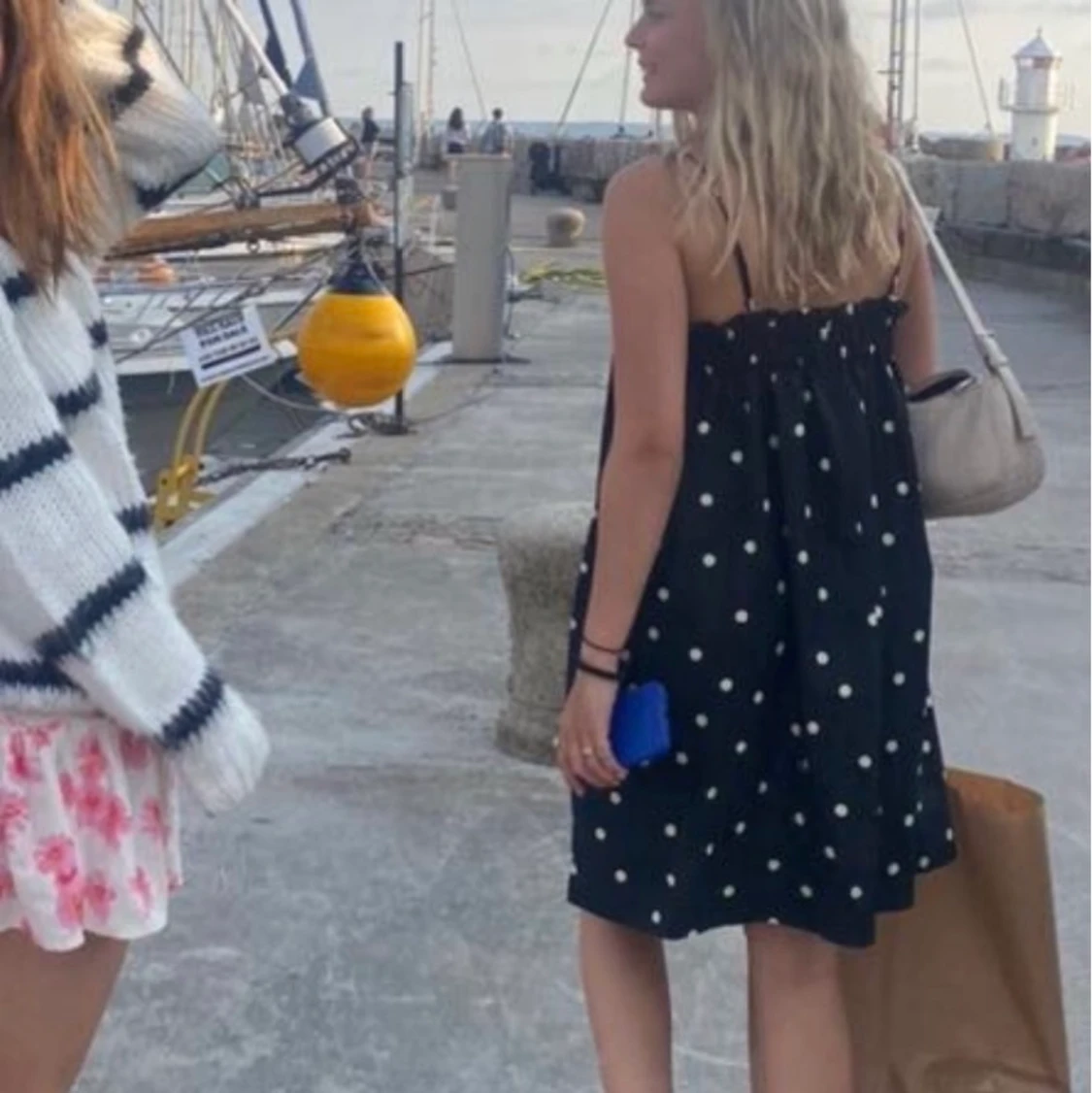 Svart vit prickig klänning - 90