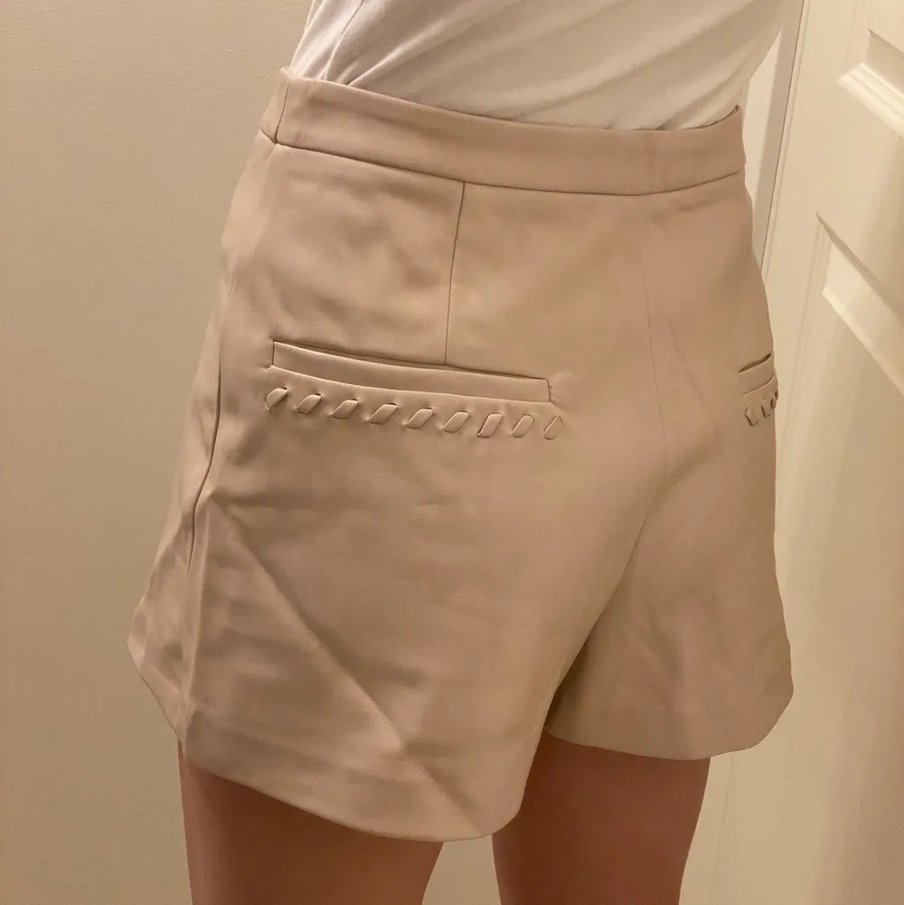 Beiga shorts i skinnimiation. Köpta på Zara i Los Angeles och har aldrig blivit använda. Storlek XS. Möts upp på Östermalmstorg, annars får köparen stå för frak 🤍. Shorts.