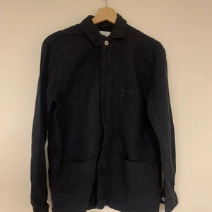 Linneskjorta our legacy svart - En linneskjorta från our legacy i bra skick utan synligt slitage. Är 44 men passar större skulle jag säga 