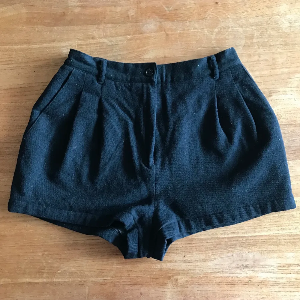 Svarta vintage shorts i storlek US 10/EU 38, 100% ull 🐝. Shorts.
