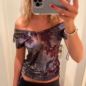 Glittrig topp - As cool topp som man kan ha offshoulder eller som vanligt, själv föredrar jag off schoulder.  Köpt på beyond retro men kommer tyvärr aldrig till användning. Nypris: 250kr 