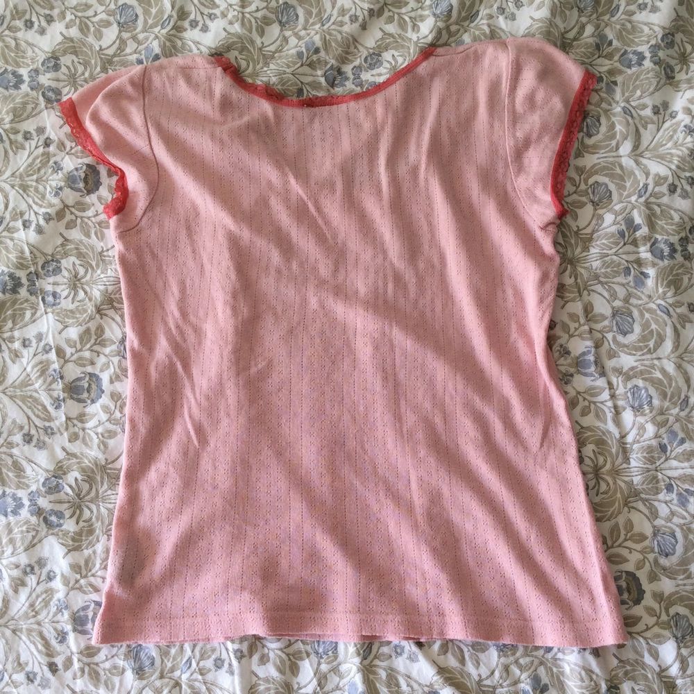 Såå fin rosa t-shirt med paisley mönster!! Älskar den här tröjan men känner inte att den kommer till användning, den har jätte skönt material! Strl M. Toppar.