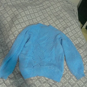 Stickad tröja  - Superfin babyblå stickad tröja från madlady X Ida Carlsson. Finns en liten fläck längst ner till vänster som syns om man zoomar in, samt lite vid kragen. Detta är dock ingenting man tänker på. Jättemjuk & skön tröja som är perfekt till sena sommarkvällar!