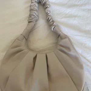 Beige baguette väska 👜 - Den är i ett mycket bra skick bara använd några fåtal gånger.(ser helt ny ut) säljer eftersom den inte kommer till användning för har för många 😅 200kr + frakt annars mötas i vimmerby