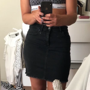 Svart jenaskjol  - Svart jeanskjol med liten Frans nedtill