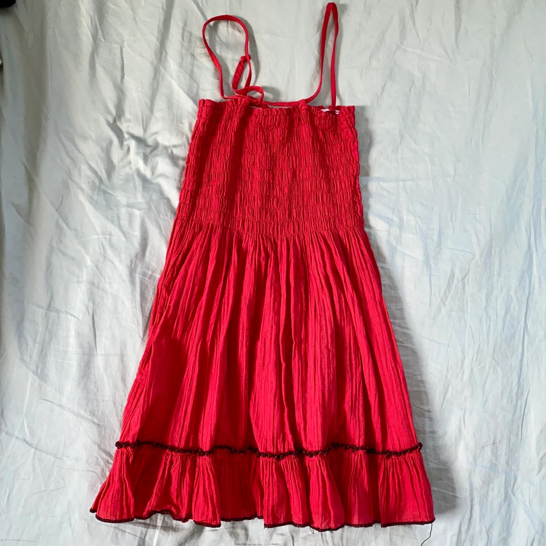 Röd klänning broderade rosor S - 90