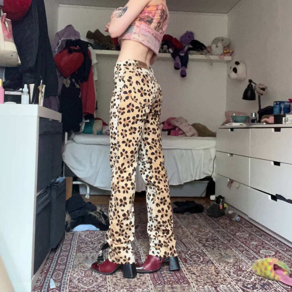 Raka vintage moschino leopard byxor, jättejättebra skick. Skit snygga! Frakt 66kr 💖 waist 26, visas på en Xs/S. Jeans & Byxor.