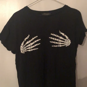 Tröja med kul tryck - Denna tröjan med kul tryck köpte jag på Primark i Spanien för ca 5-6 år sedan och har sedan dess vuxit ur samt använt några få gånger. Så den är i fint skick. Storlek: M. 