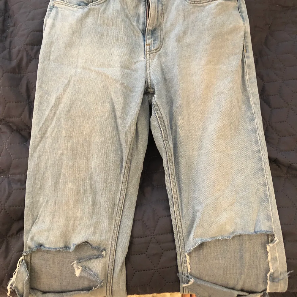 Säljer ljusblåa jeans från MNG Denim storlek 36 i flare/bootcut. Väldigt långa på mig (165/170) men superbra passform, är lite sönder men går att sy enkelt!❤️ kan mötas i Stockholm . Jeans & Byxor.